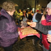 distribution de pain d'épices confectionnés par les boulangers du village