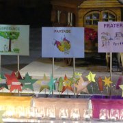 les bougies et étoiles déposées 