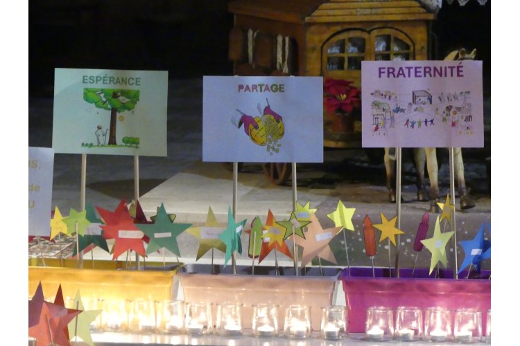 les bougies et étoiles déposées 