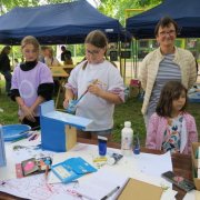 Les enfants dessinent la nature et peignent leurs nichoirs