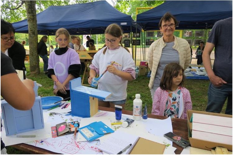 Les enfants dessinent la nature et peignent leurs nichoirs